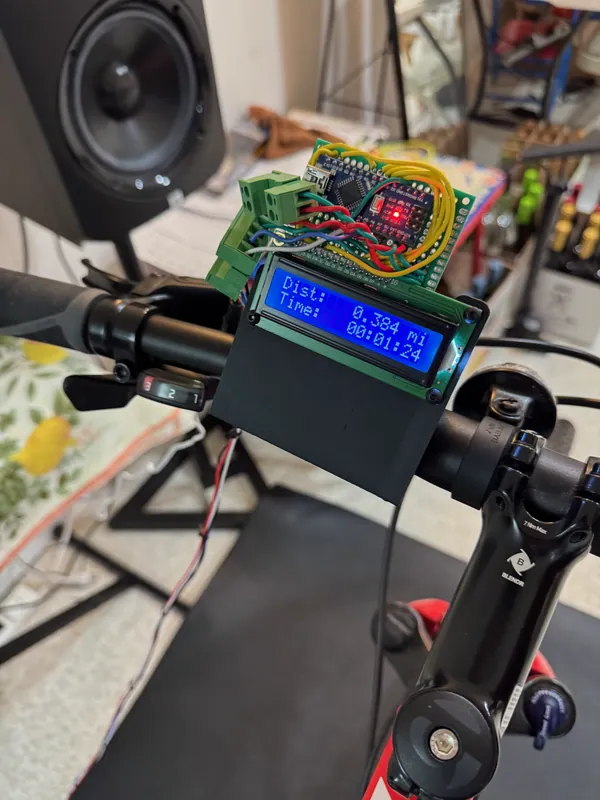 The finished display in its printed clamp, reading 0.384 mi after 1 min 24 s