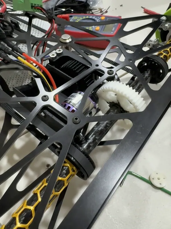 The real drivetrain: the printed gears, the purple D2830 and a honeycomb spacer on the carbon axle