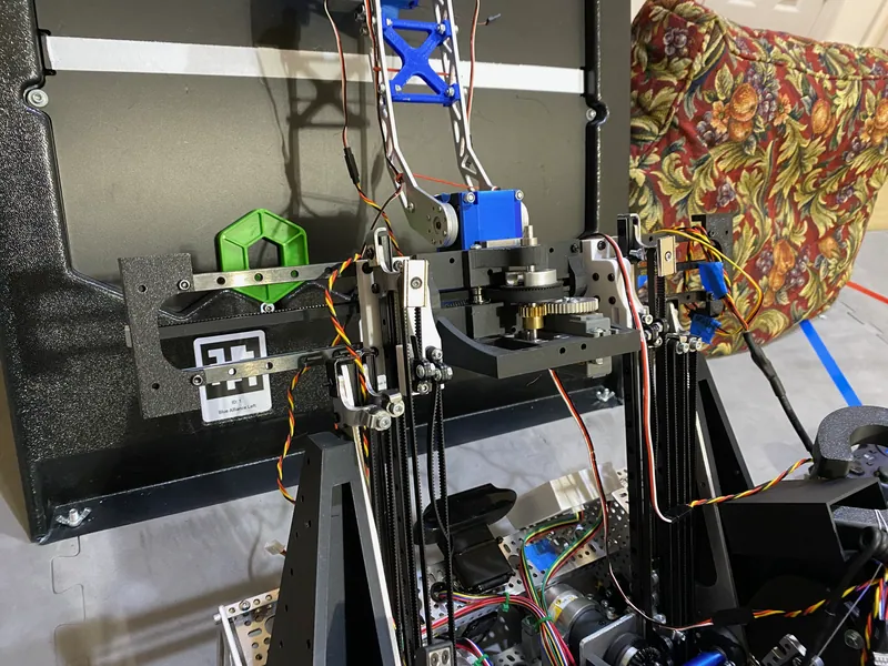 Jan 13, 2024: the top of the lift. The arm's servo and pivot ride a carriage on two short sideways rails, with a belt between them
