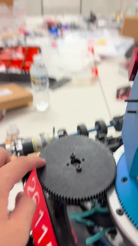A black 90-tooth gear on the chassis against the turret's ring gear