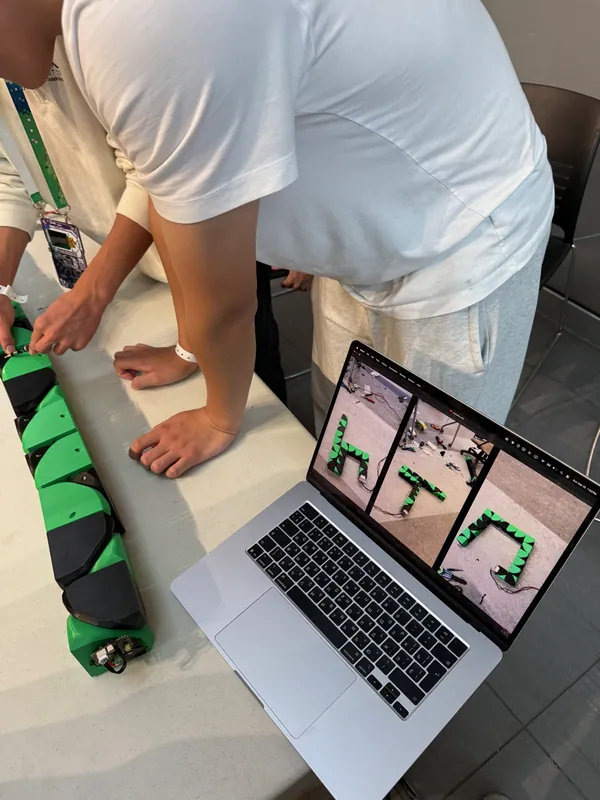 Adjusting the chain on the table; the laptop shows it folded into h, t and n
