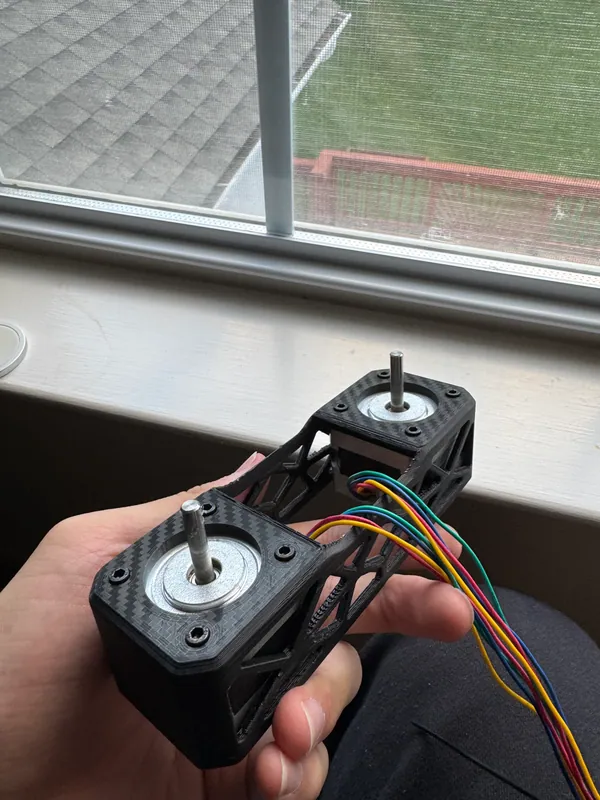 Both motors in the housing, shafts up